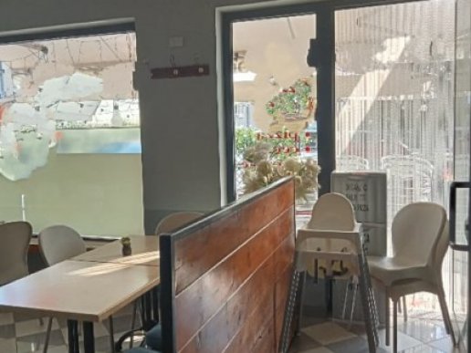 Pizzeria takeaway and with indoor and outdoor tables - 8