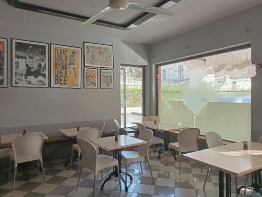 Pizzeria takeaway and with indoor and outdoor tables - 9