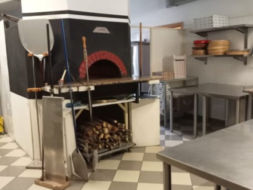 Attivit di Pizzeria da asporto e con tavoli interni e esterni - 11