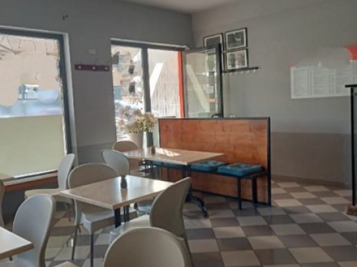 Pizzeria takeaway and with indoor and outdoor tables - 3